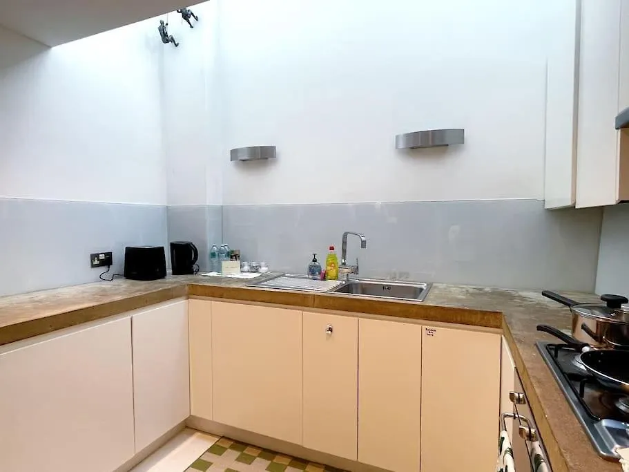 Chic Apt Sleeps Up To 4 Guests In Heart Of London Bridge