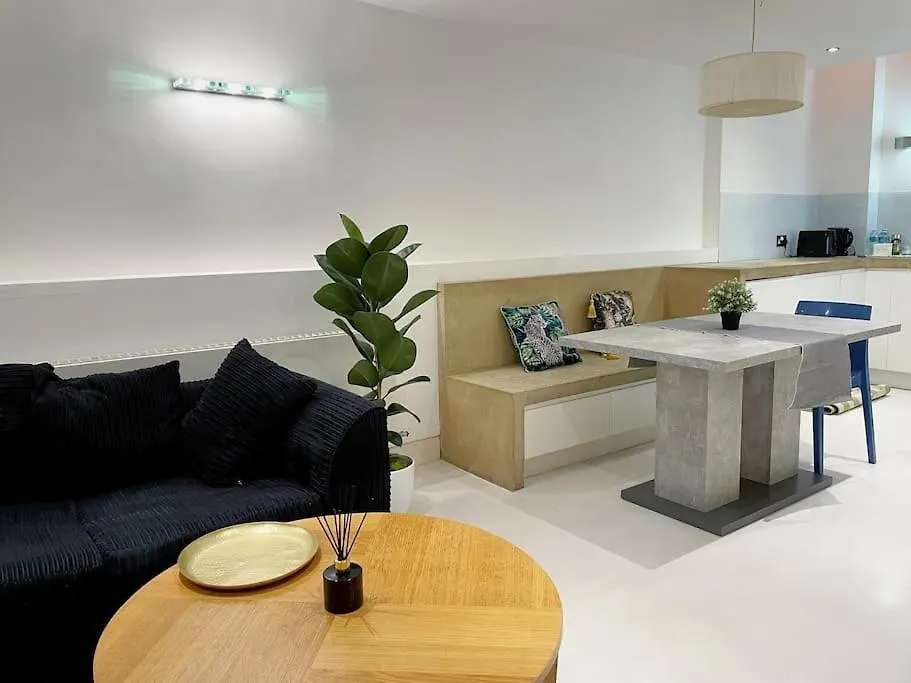 Apartment Chic Apt Sleeps Up To 4 Guests In Heart Of London Bridge