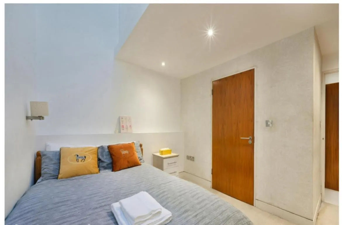 Chic Apt Sleeps Up To 4 Guests In Heart Of London Bridge Apartment