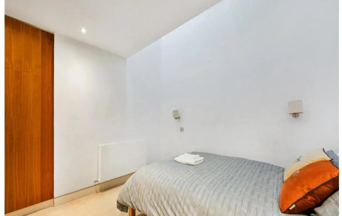 Chic Apt Sleeps Up To 4 Guests In Heart Of London Bridge