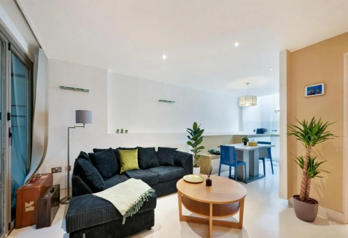 Chic Apt Sleeps Up To 4 Guests In Heart Of London Bridge Apartment