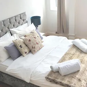 The Hideaway In London Apartment